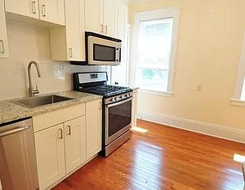 Natural light, eat in kitchen