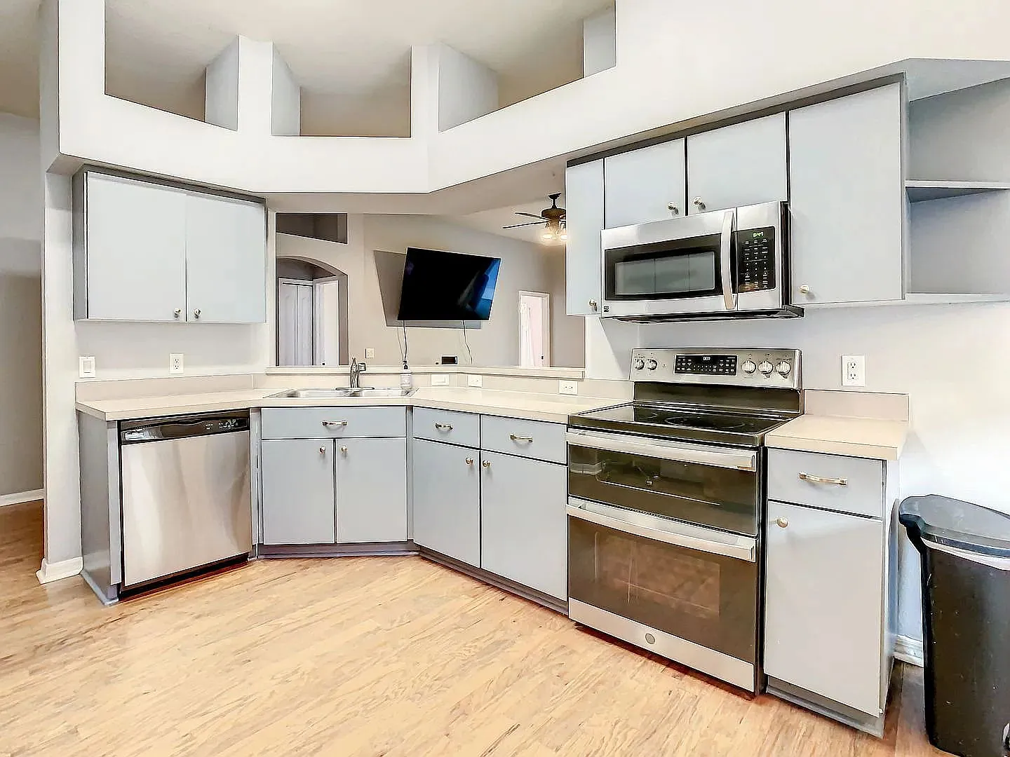 4 bed, 2.0 bath, 1857 sqft, $2,395 — Photo 4