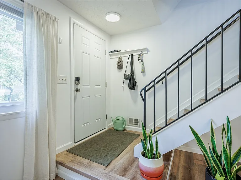 678 Eastbrooke Ln — Photo 8