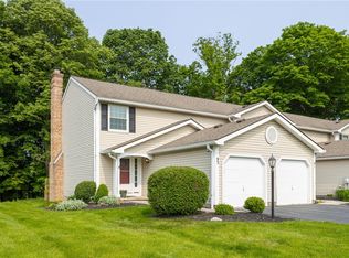 93 Courtshire Ln, Penfield, NY 14526