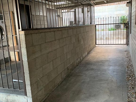 Entrance for bikes, mopeds, etc.