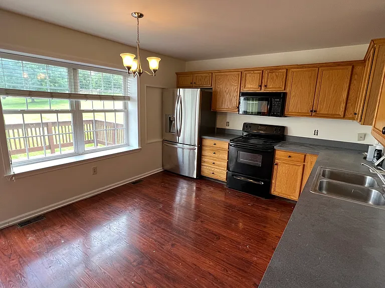 224 N Oak St — Photo 6