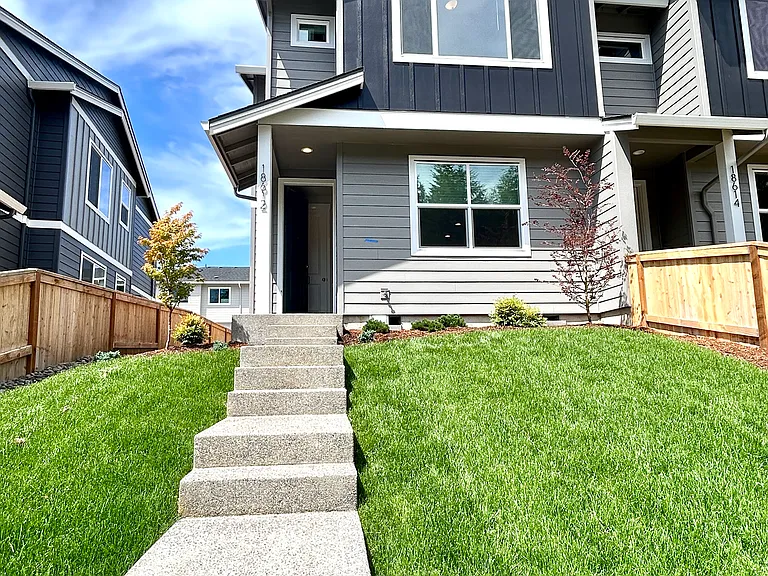 Front Yard (HOA maintained)
