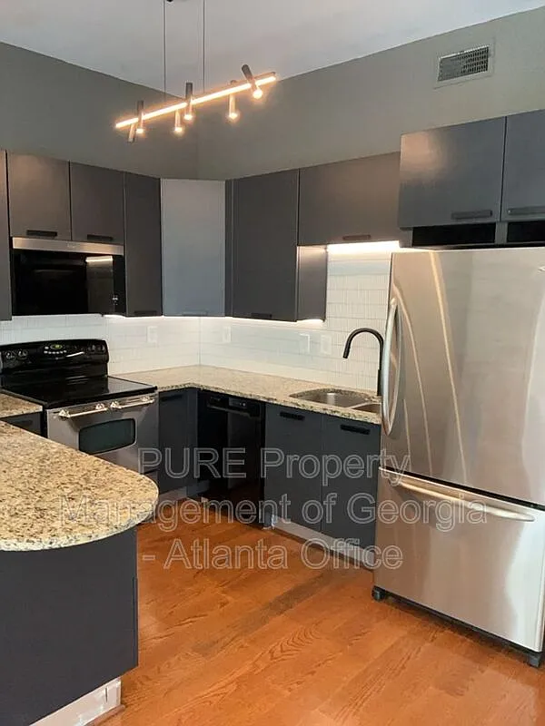 1 bed, 1.0 bath, 828 sqft, $1,595 — Photo 1