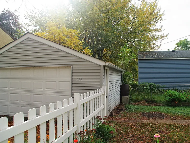 514 View St — Photo 15