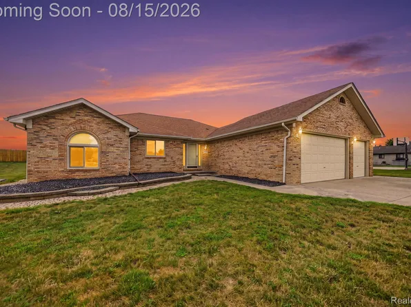 15690 Deepwood Ct E, Fraser, MI 48026