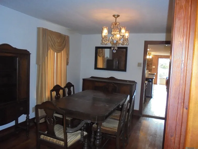 2411 Valley St — Photo 4