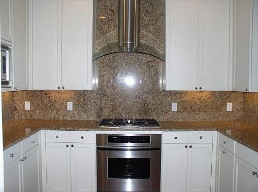 Kitchen: Granite counters ad backsplash
