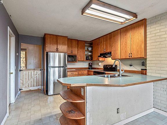 4th image of 426 NE May Ave