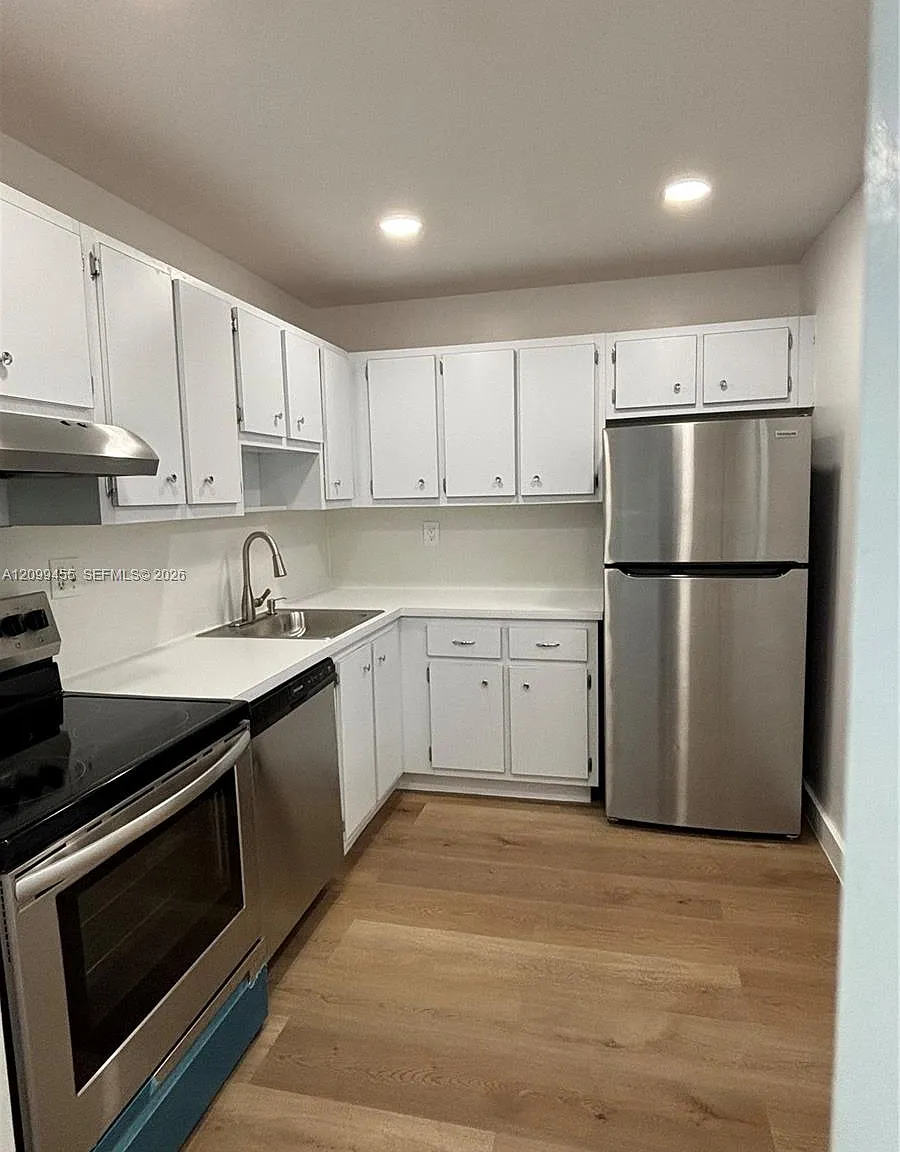 Sunrise Point Condo Bldg — Photo 2