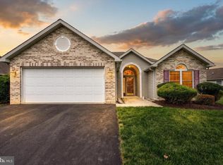 61 Longwood Dr, Mechanicsburg, PA 17050
