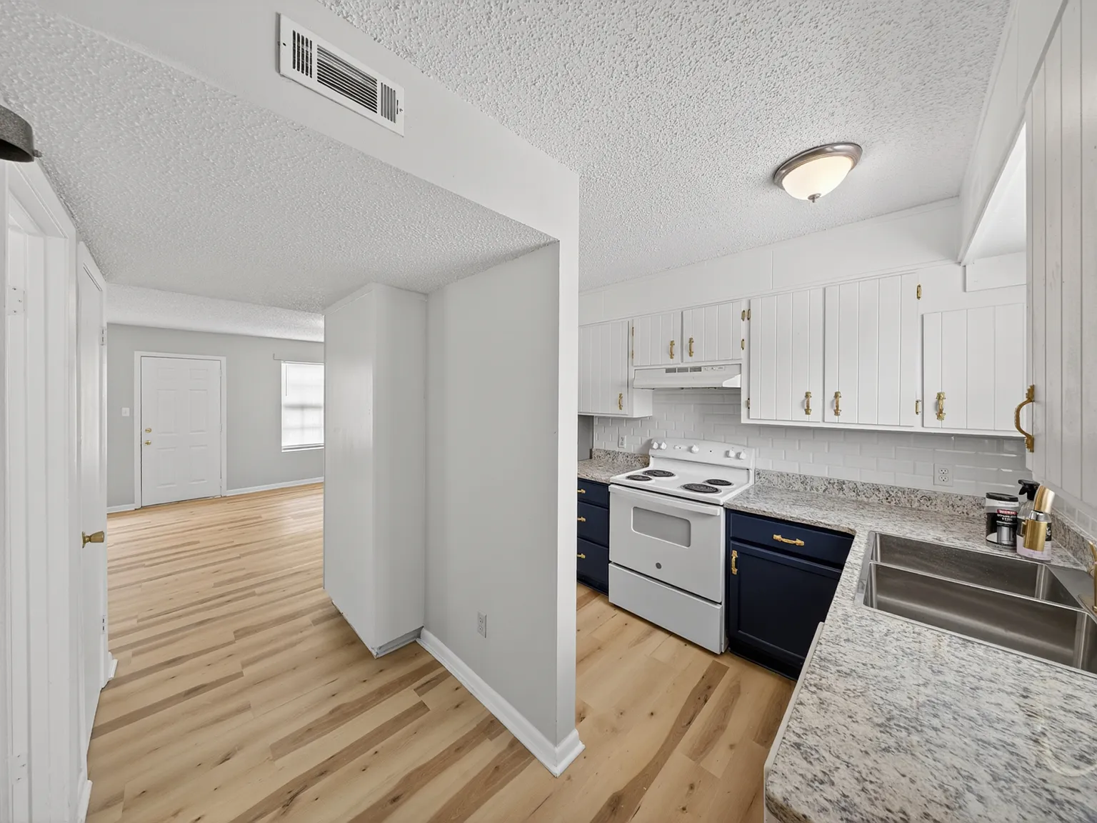 1196 McArthur Dr — Photo 4