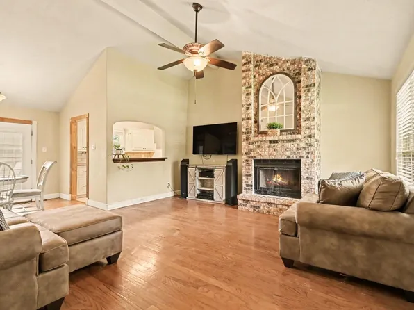 1010 E Belgravia Dr, Pearland, TX 77584