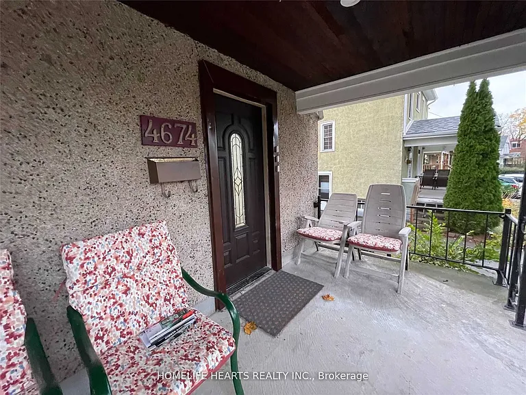 4674 Eastwood Cres — Photo 7
