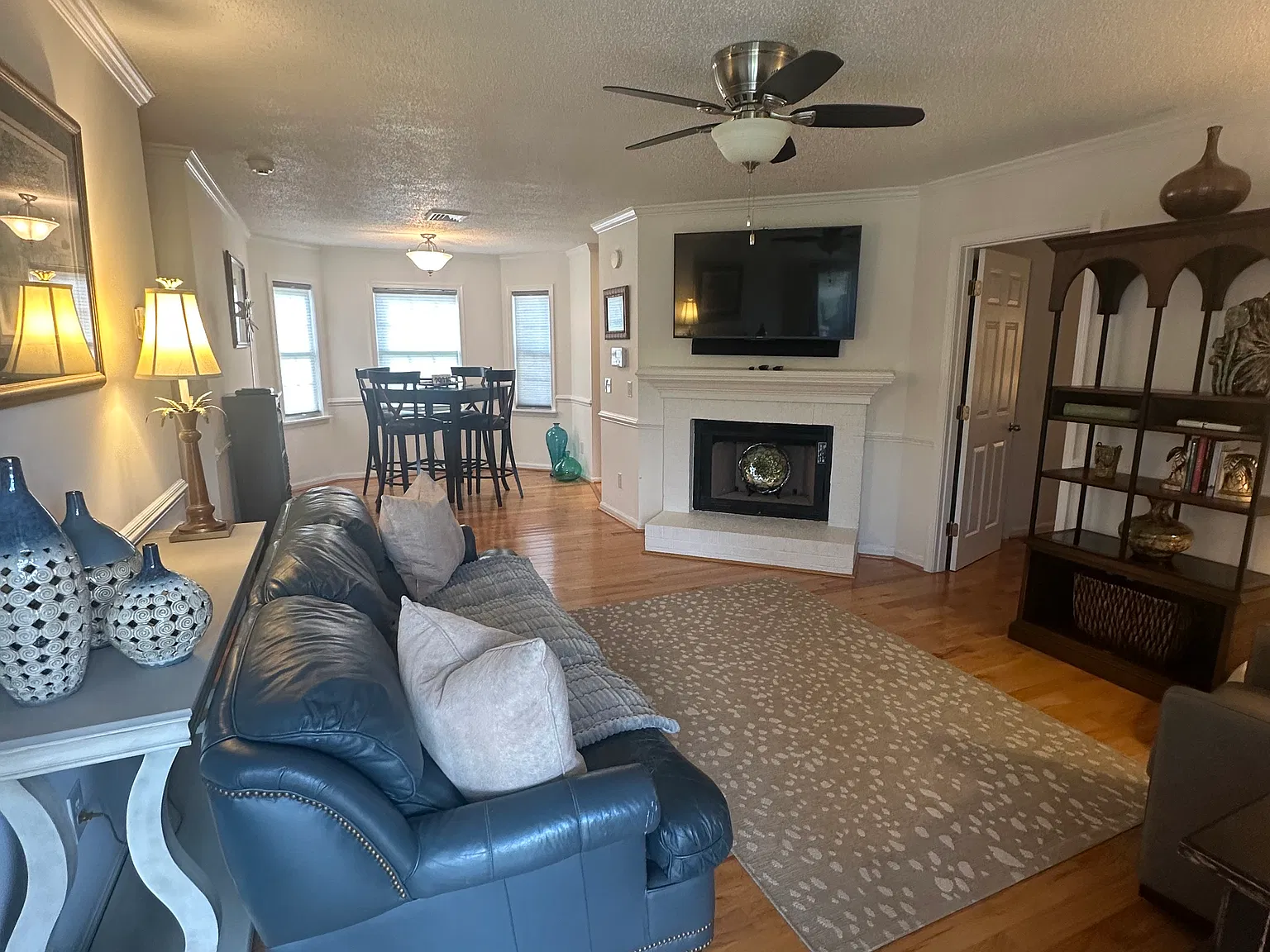 3 bed, 1300 sqft, $2,600 — Photo 4