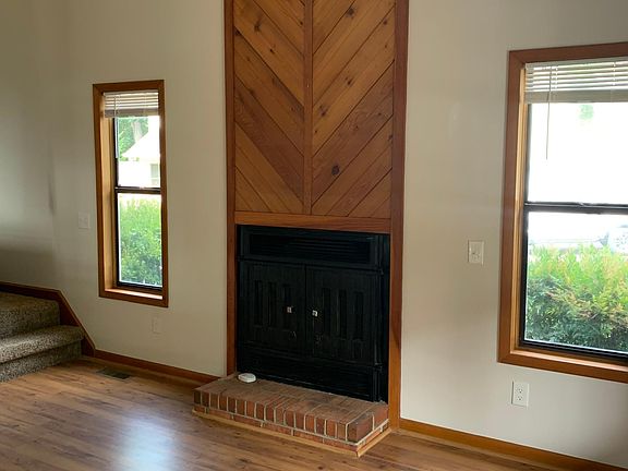 3rd image of 133 Carrisbrooke Ln