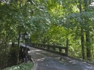 565 E Deerpath Rd, Lake Forest, IL 60045