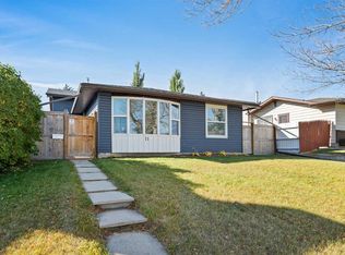 11 E Berwick Hl NW, Calgary, AB T3K1C4