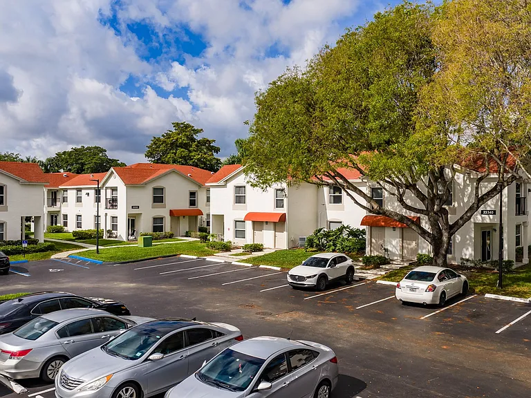 Savannah Place Apartments — Photo 14