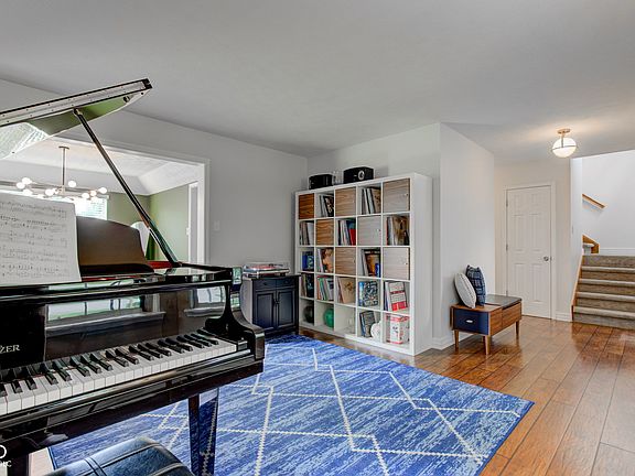 4th image of 18915 Fairfield Blvd