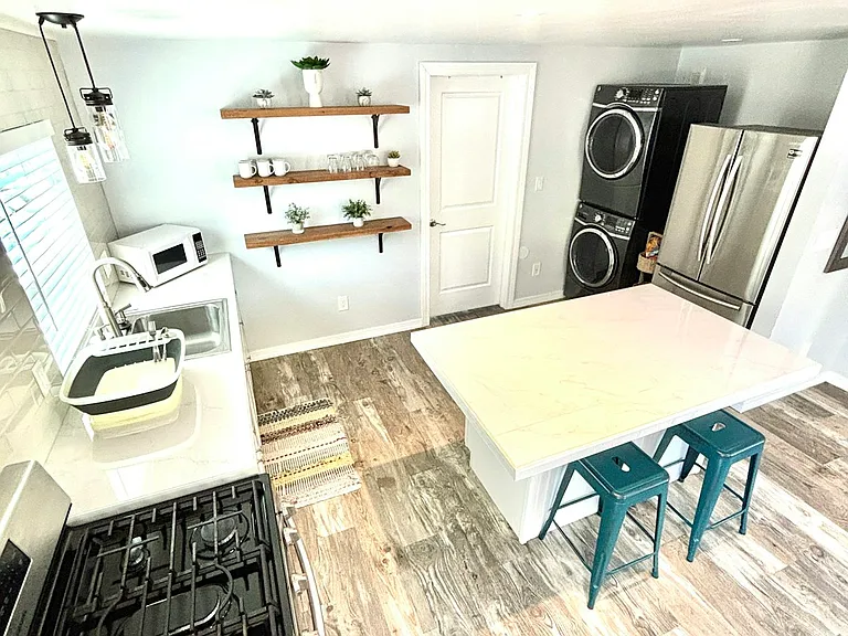 Kitchen & washer/dryer