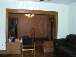 3rd image of 840 W 40th St
