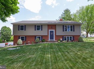 85 Meadow View Dr, Leola, PA 17540