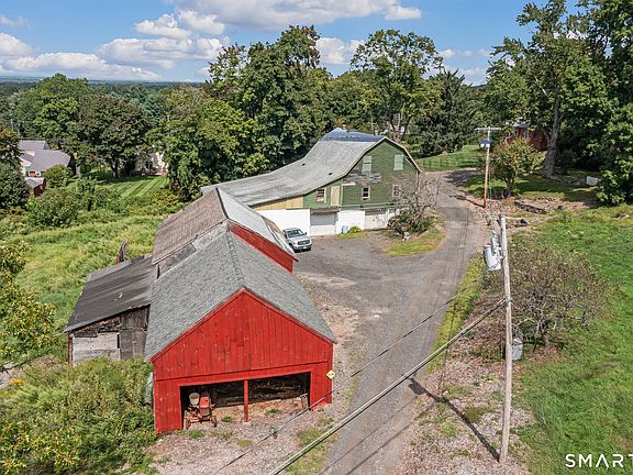 3rd image of 136 Chestnut Hill Road