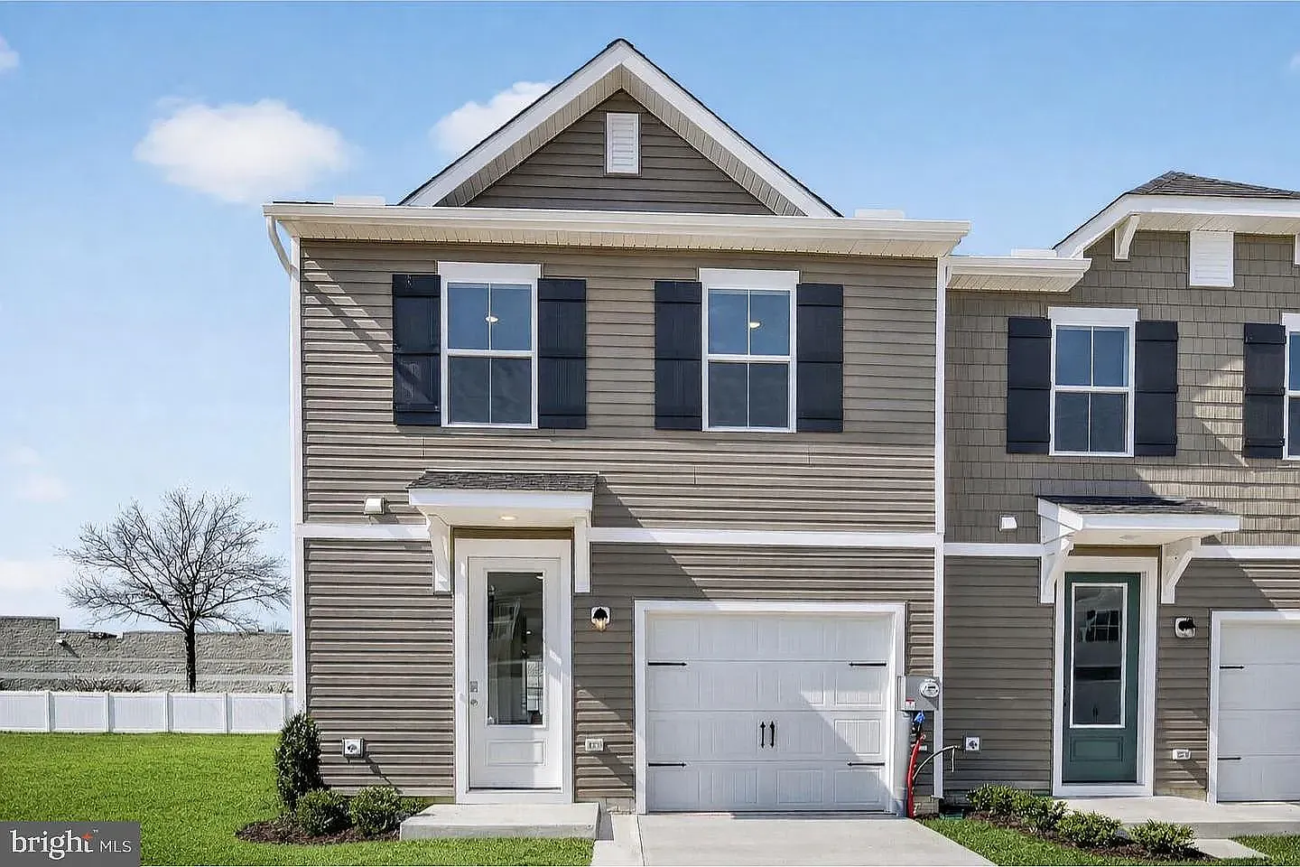 3 bed, 2.5 bath, 1600 sqft, $900 — Photo 1