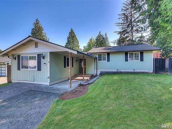 This warm and inviting home is located close to Manchester and 15 minutes to the Southworth Ferry.