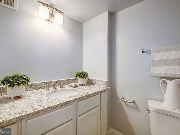 3rd image of 203 Yoakum Pkwy APT 821