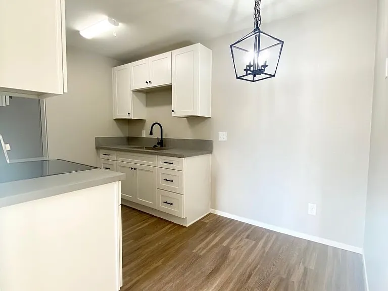 1141 E 7th St #8 — Photo 4