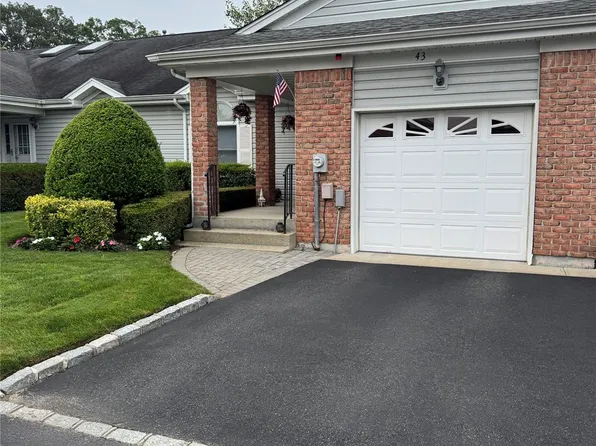 43 Primrose Lane, North Babylon, NY 11703