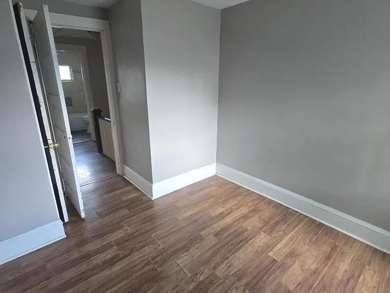 323 Irwin St — Photo 10