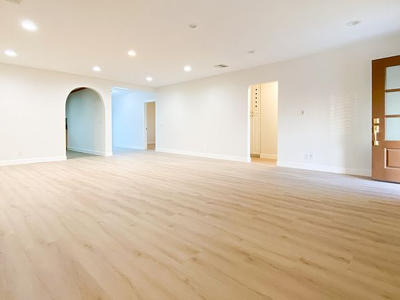 4th image of 11931 Stagg St
