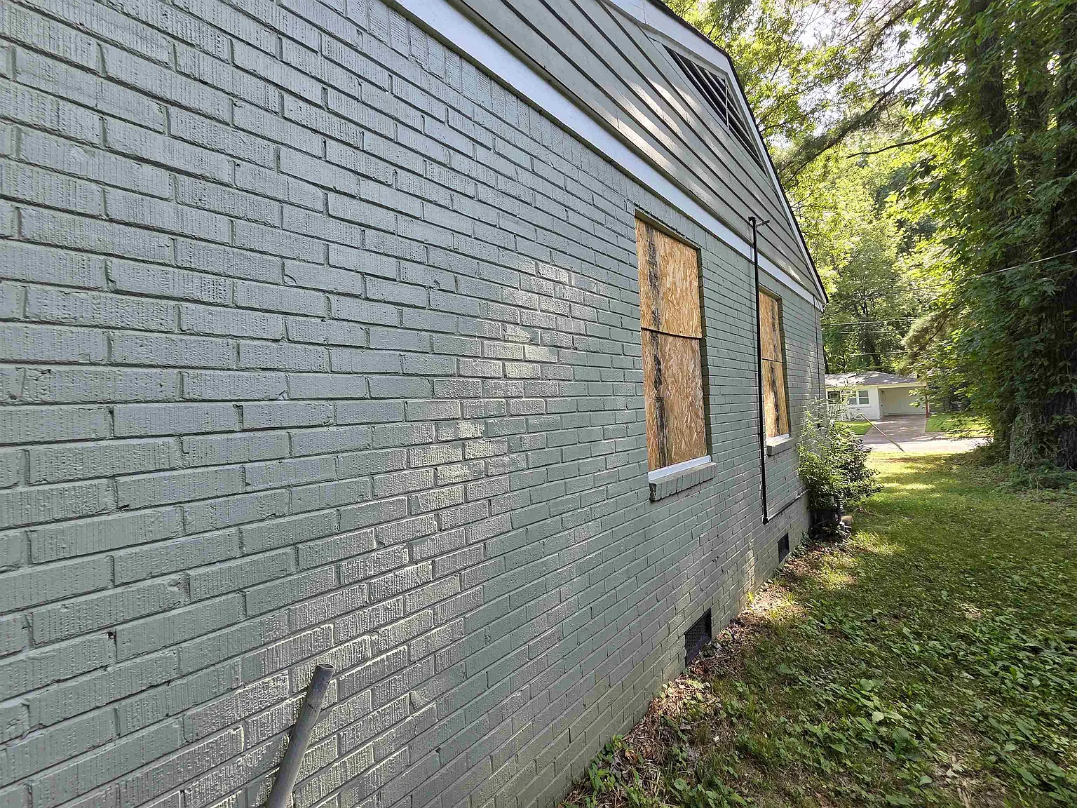 3 bed, 1.0 bath, 984 sqft, $1,050 — Photo 3