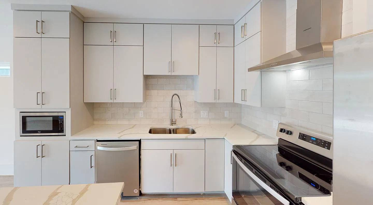 Modern Munger Place townhome with city skyline views — Photo 4