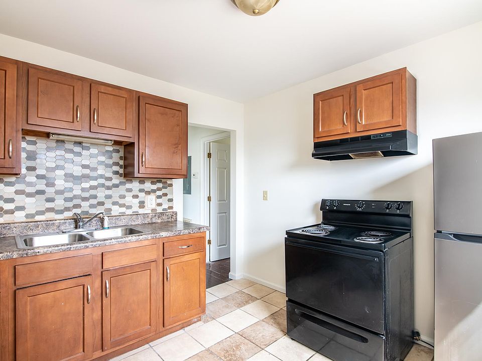Kitchen with Stove, Fridge and Oven