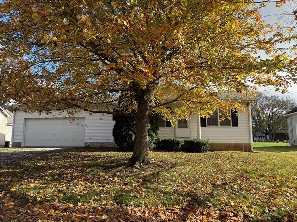 324 S 3rd St, Brownstown, IL 62418