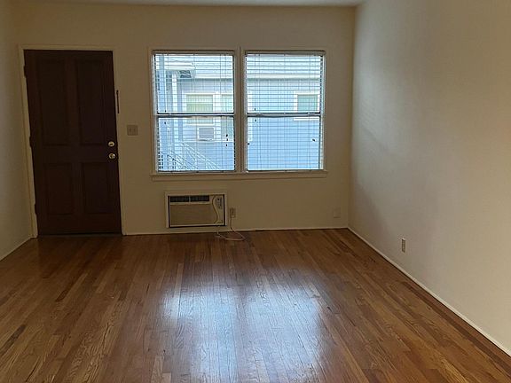2nd image of 2615 W Victory Blvd #E