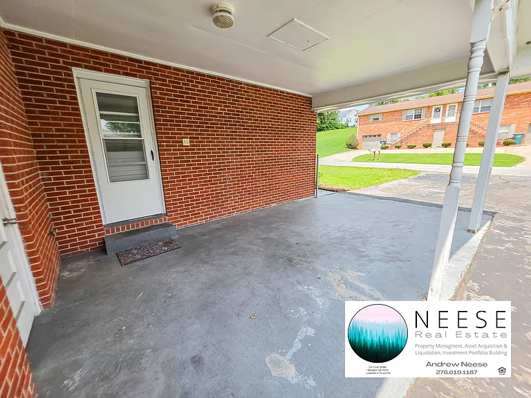 422 Barker Ln — Photo 4