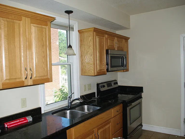 1677 Sherburne Ave — Photo 4