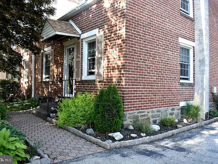 738 Fairview Rd — Photo 3