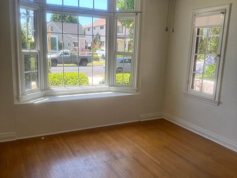2142 Selby Ave — Photo 2