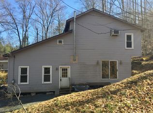 131 W Hemlock Dr, Greentown, PA 18426