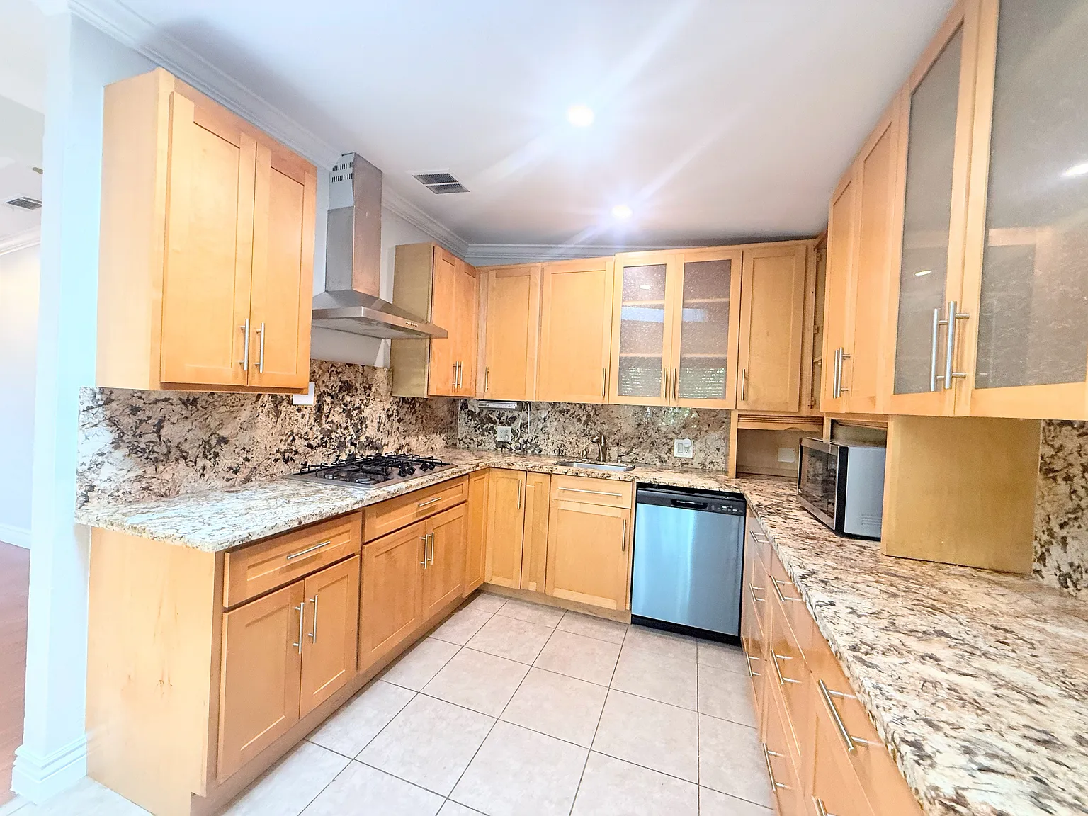 4 bed, 1600 sqft, $4,900 — Photo 3