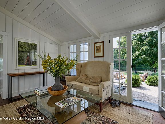 3rd image of 433 Rapp Road N
