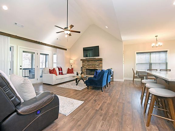 3rd image of 1008 Ridge Dr