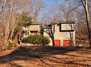3372 Mountain View Dr, Tannersville, PA 18372