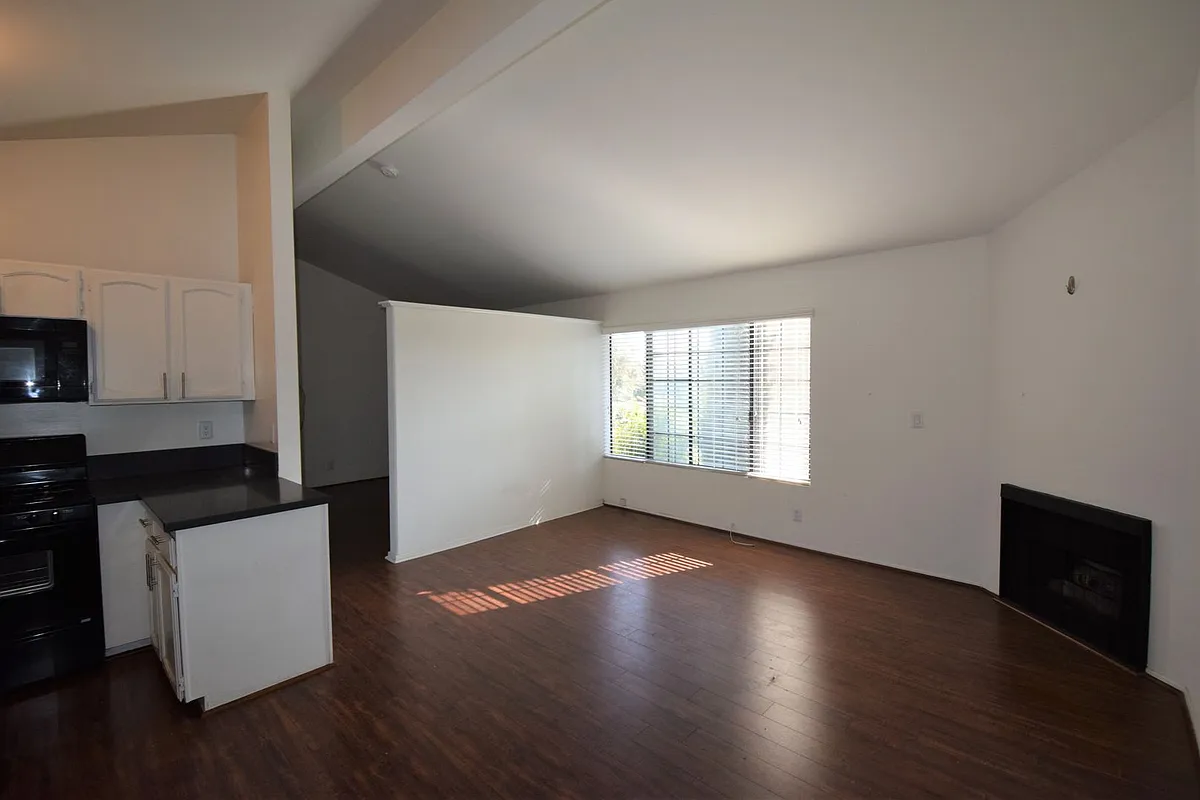 Building Photo - 5744